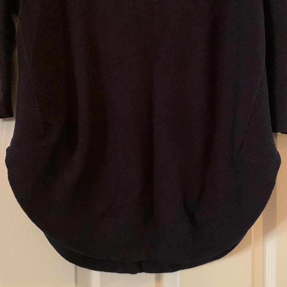 Express rounded hem top - Picture 2 of 8